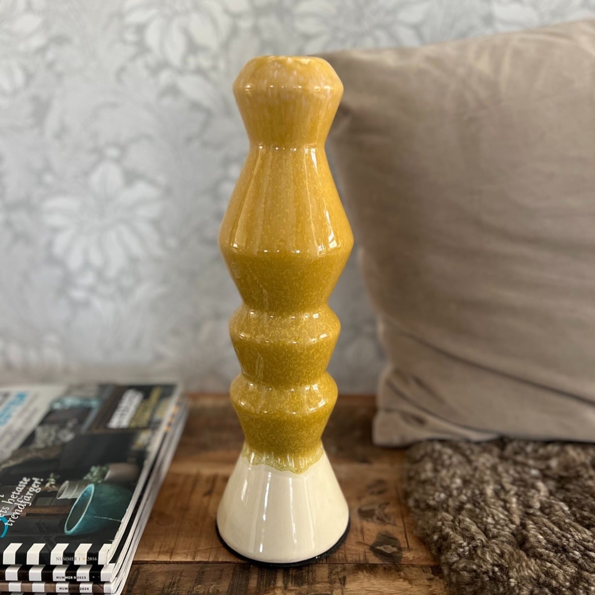 Omslagsbild för “Ljusstake Pernilla keramik gul 31 cm”