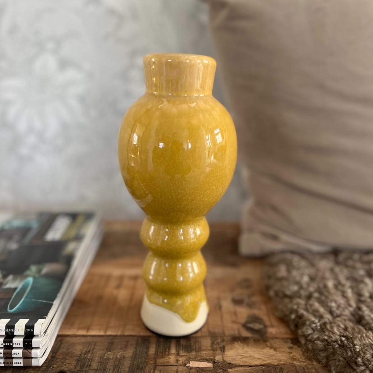 Omslagsbild för “Ljusstake Pia keramik gul 22 cm”