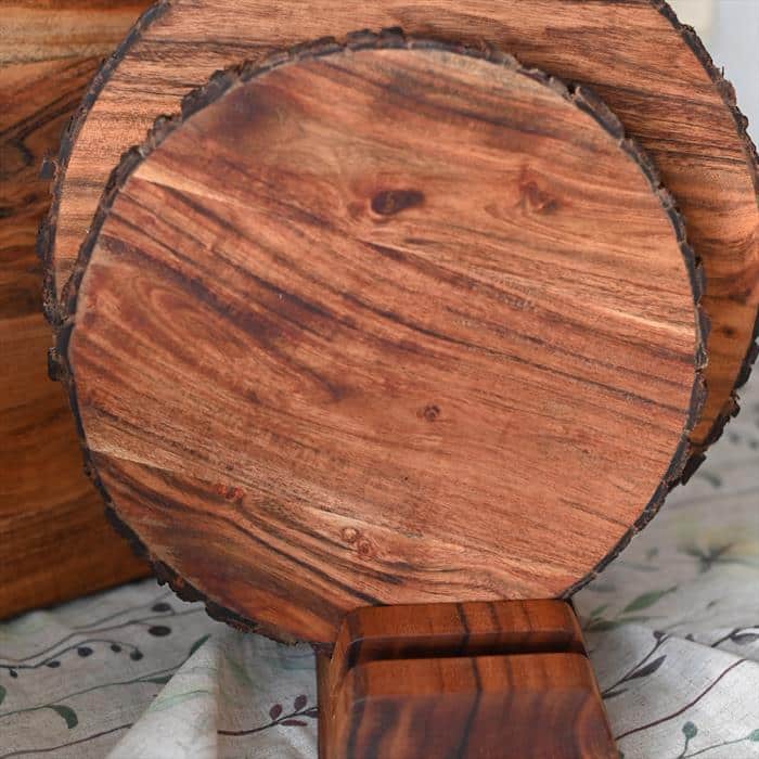 Omslagsbild för “Skärbräda i trä rustik rund liten”