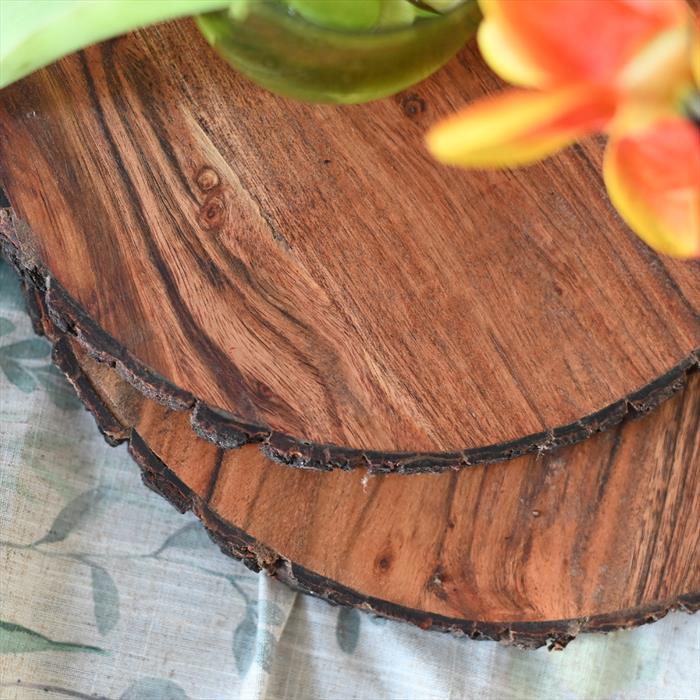 Omslagsbild för “Skärbräda i trä rustik rund stor”
