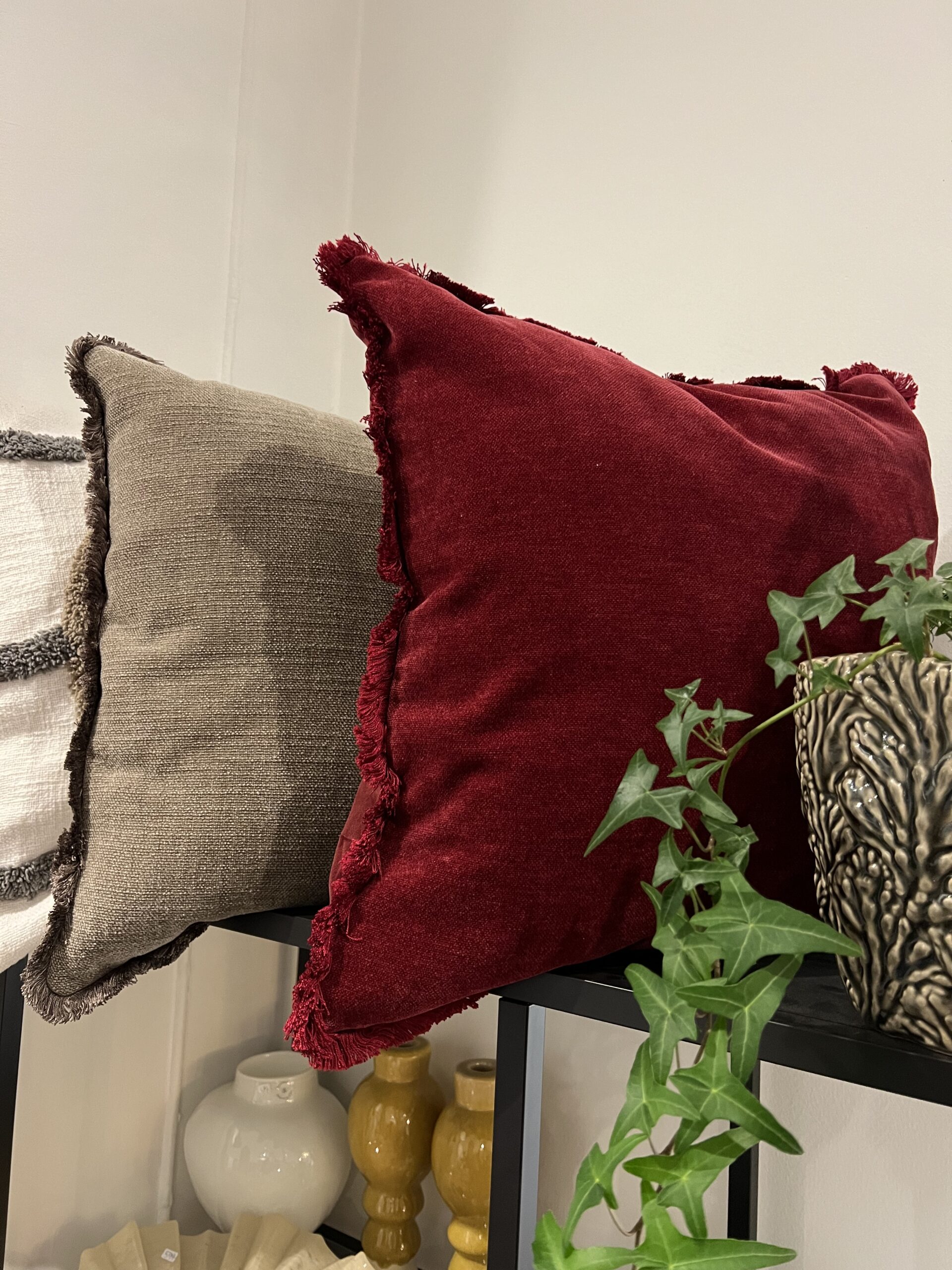 Omslagsbild för “Kuddfodral Natalie mörkröd”