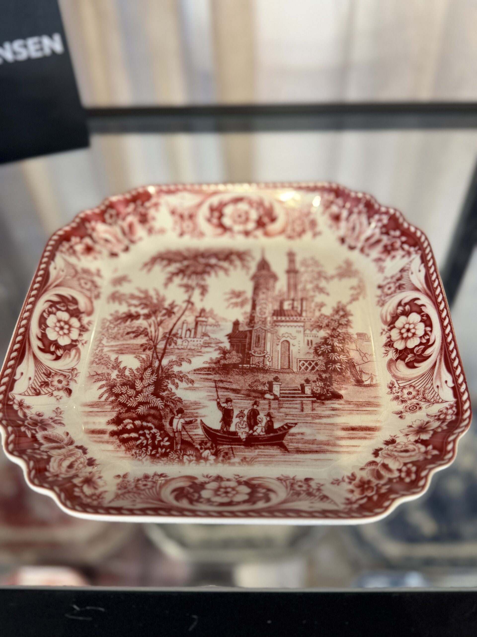 Omslagsbild för “Assiett Estelle röd”