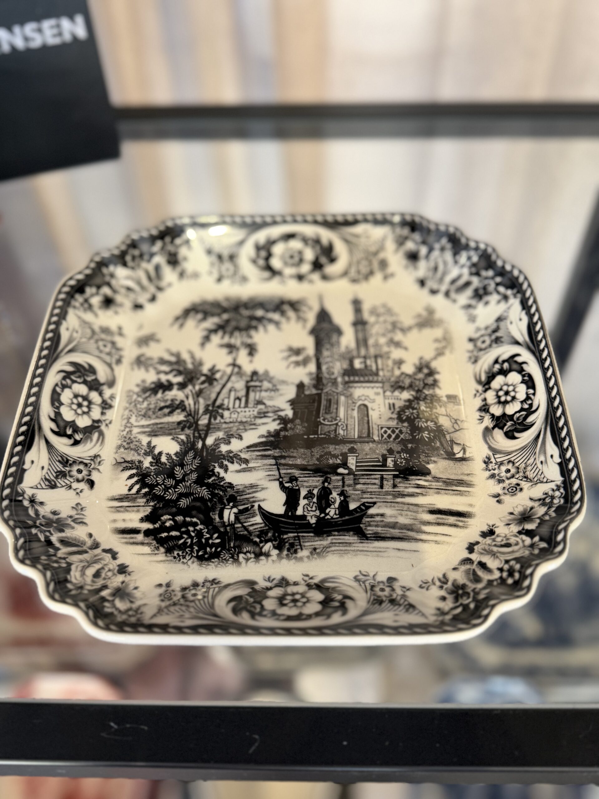 Omslagsbild för “Assiett Estelle svart”