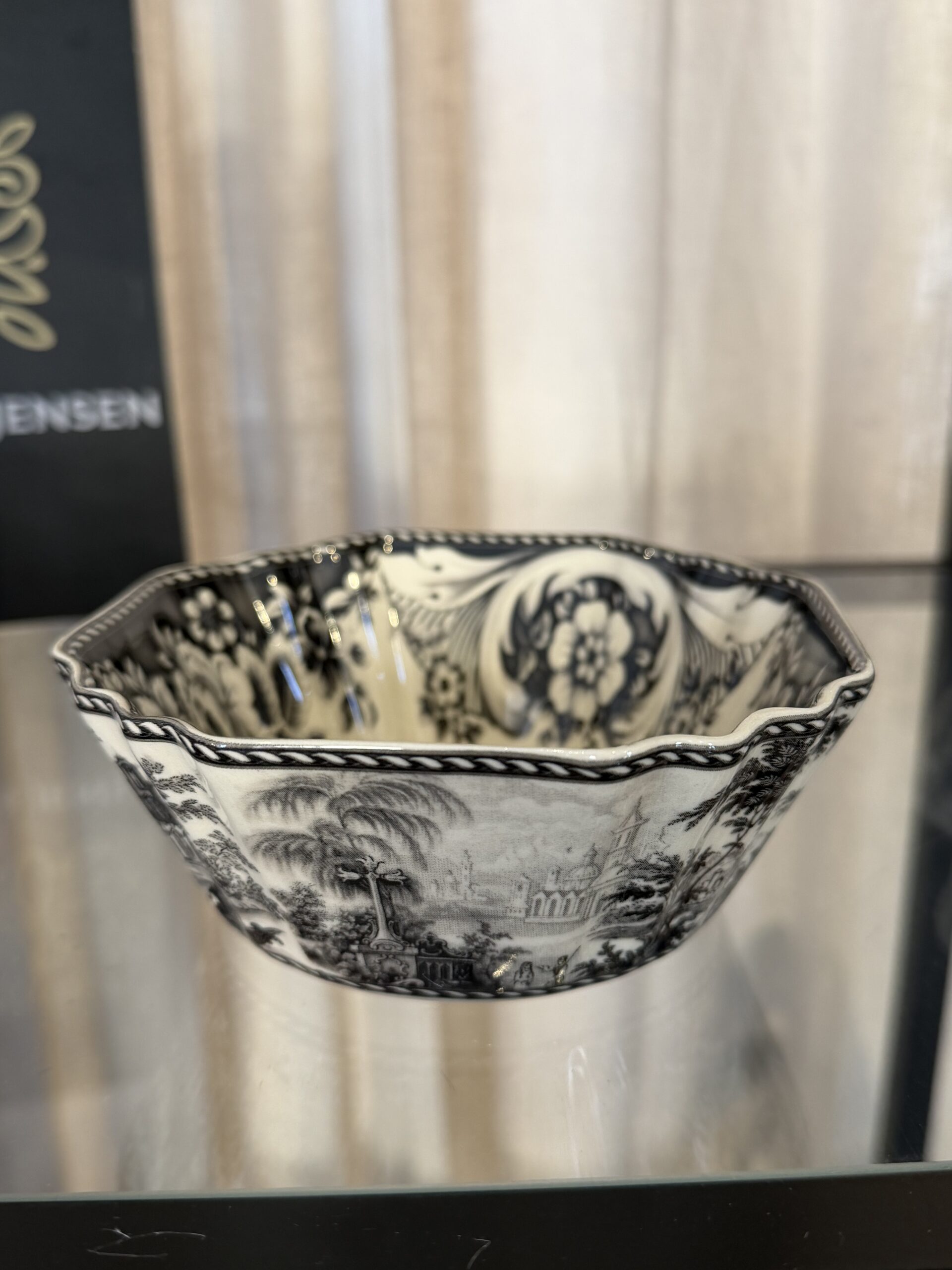 Omslagsbild för “Skål Estelle svart”