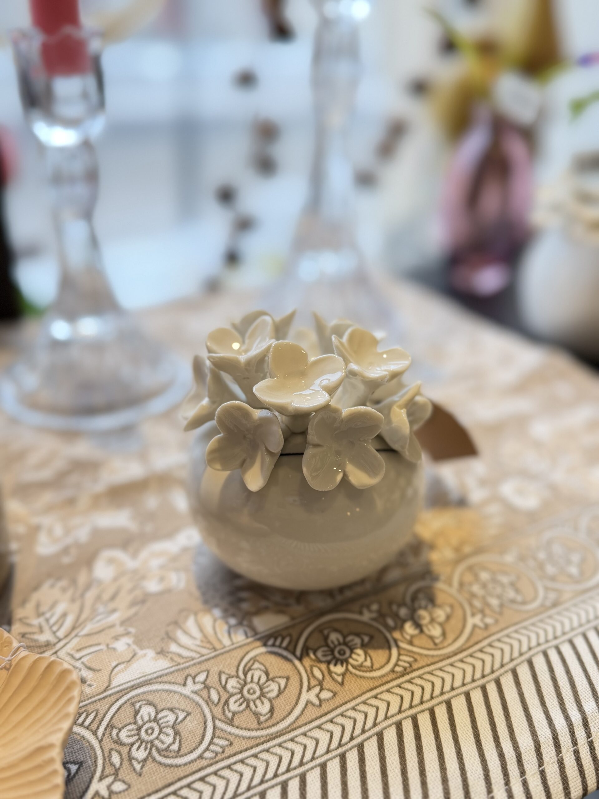 Omslagsbild för “Vas Sentia blomma vit”