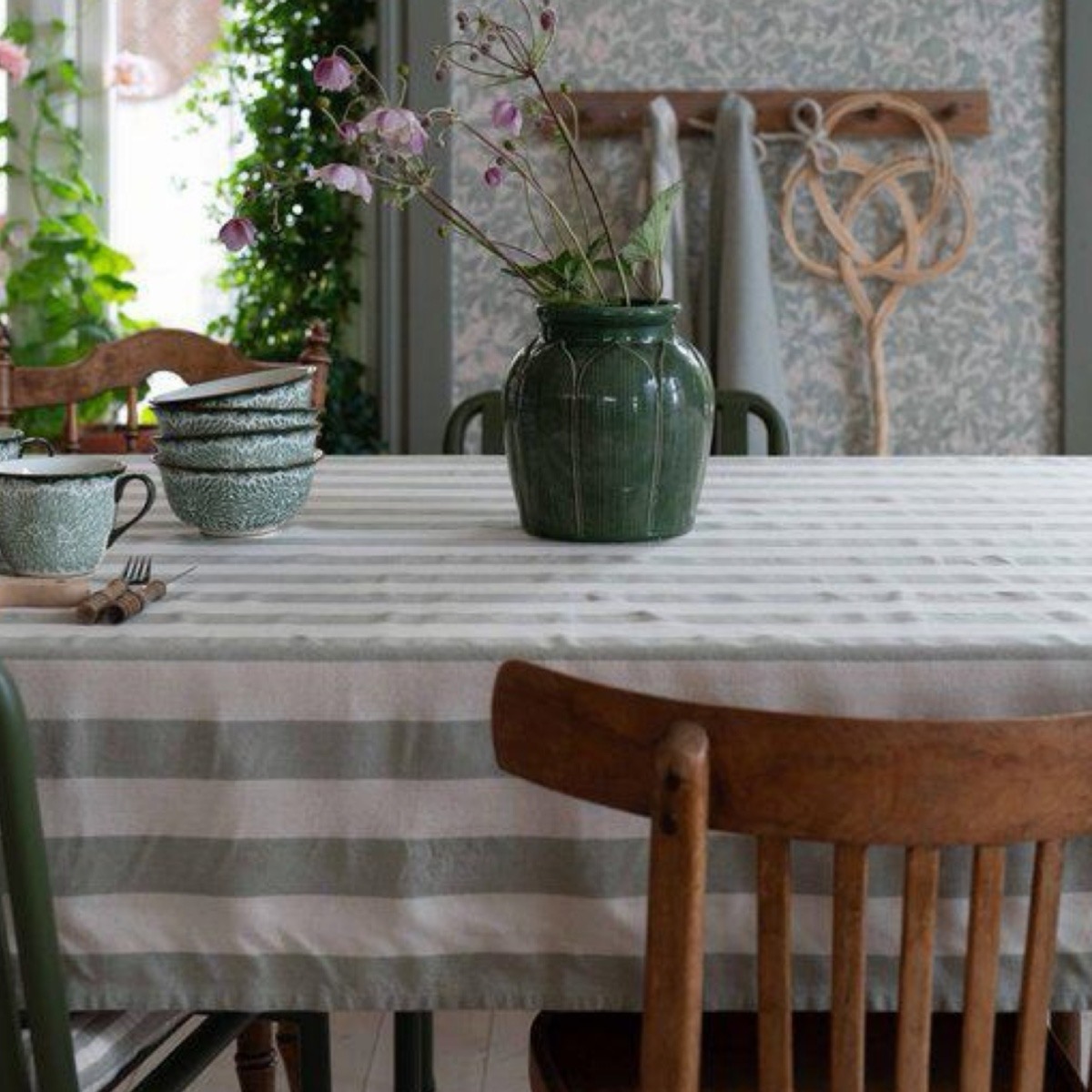 Omslagsbild för “Bordsduk Amalia randig lindgrön”