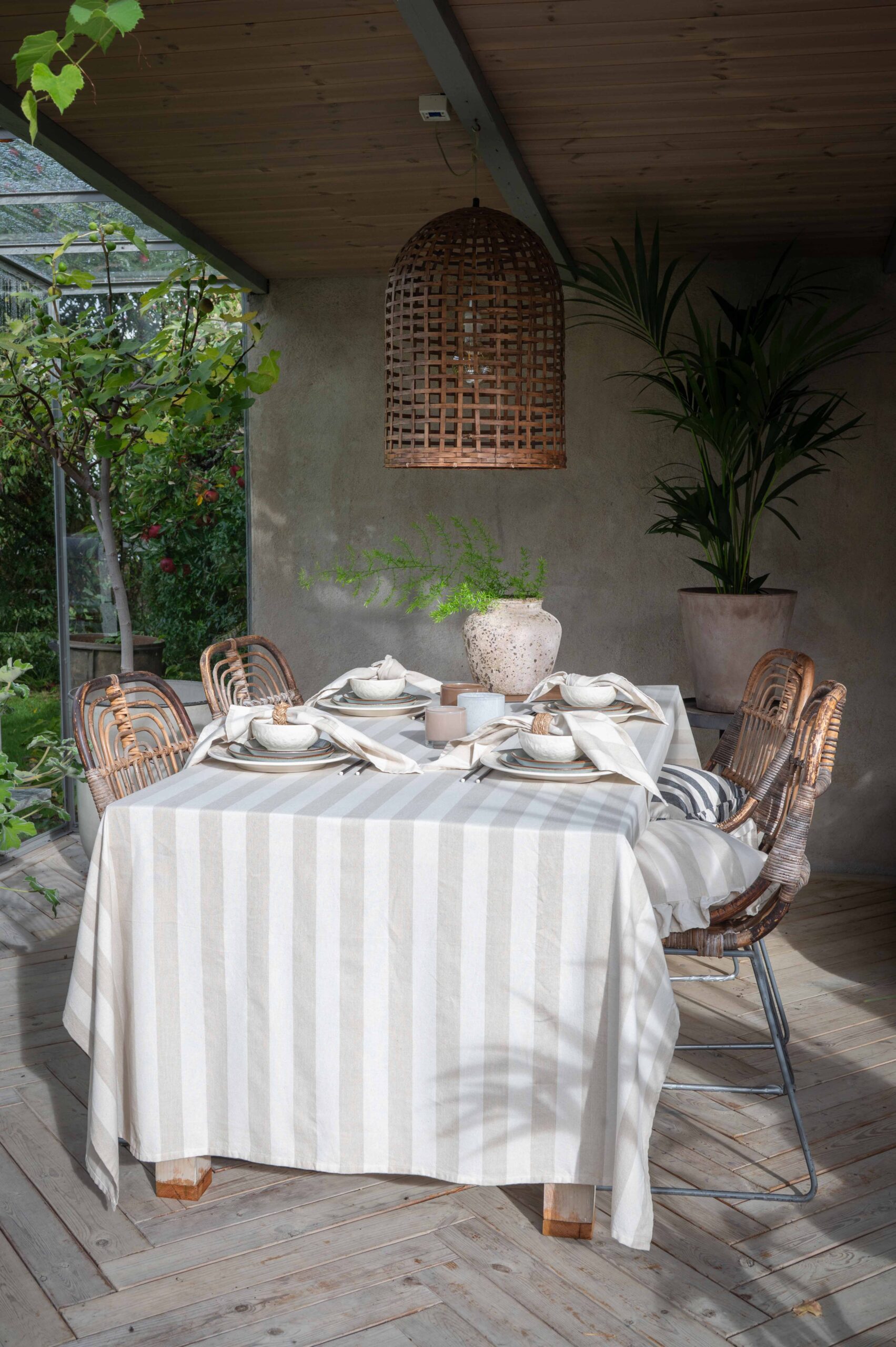 Omslagsbild för “Bordsduk Amalia randig lin”