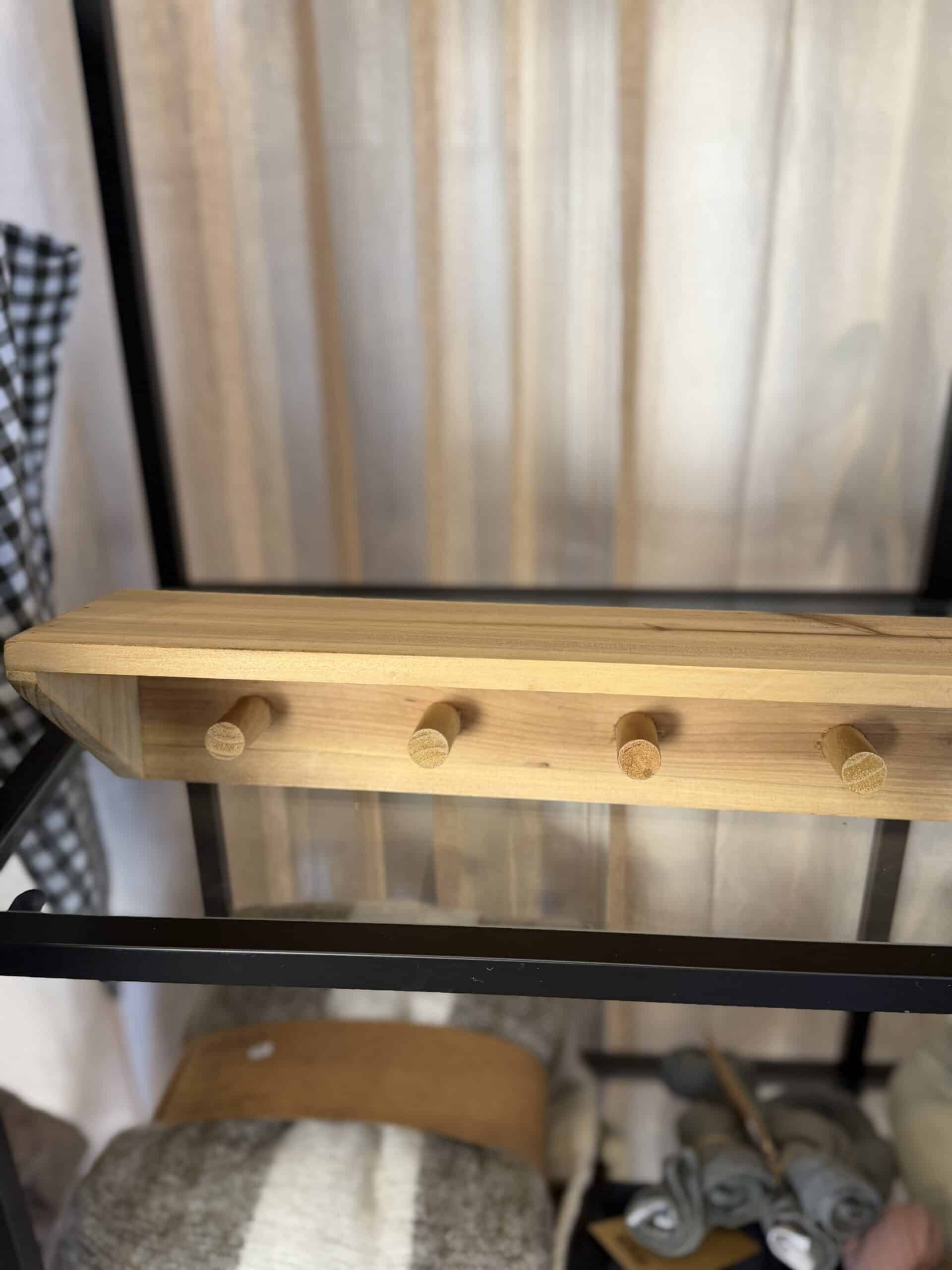 Omslagsbild för “Hylla Simon med knoppar”