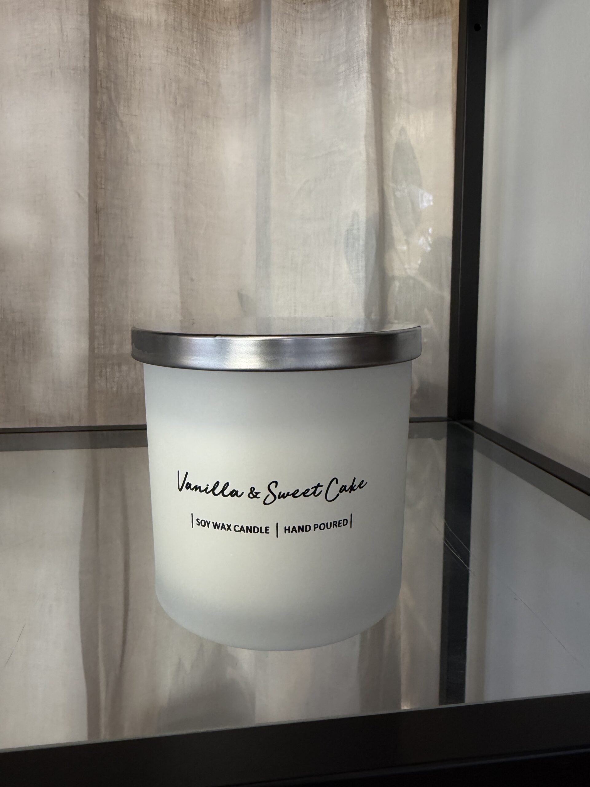 Omslagsbild för “Doftljus Vanilla & Sweet Cake 60 tim”