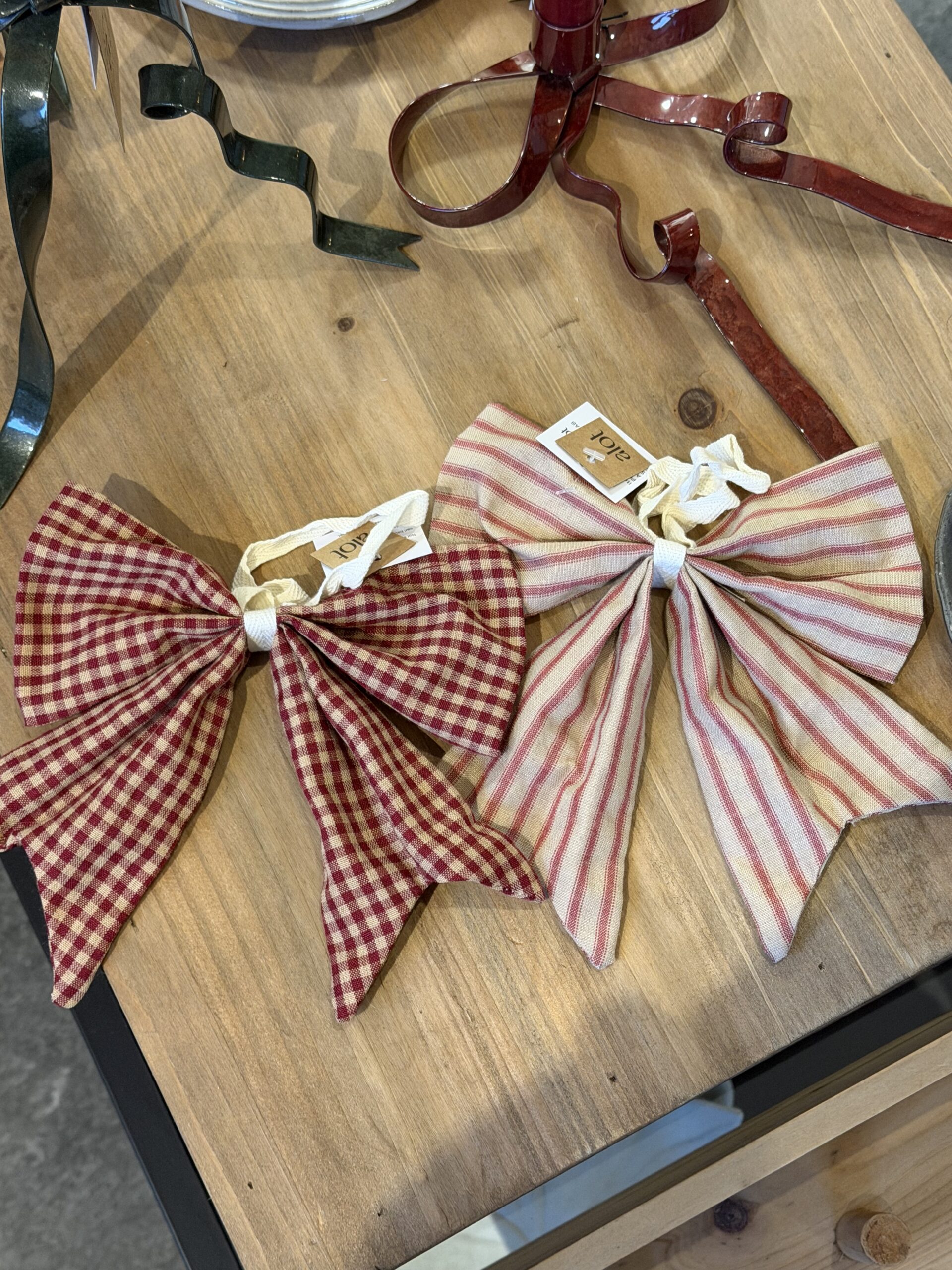 Omslagsbild för “Rosett hänge tyg röd beige”